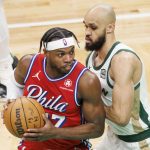 Fotografía de archivo en la que se registró a escolta Buddy Hield (i), al actuar para los 76ers de Filadelfia durante un partido de la NBA contra los Celtics, en el coliseo TD Garden de Boston (Massachusetts, EE.UU.). Hield ha sido anunciado como nuevo refuerzo de los Warriors de Golden State. EFE/CJ Gunther