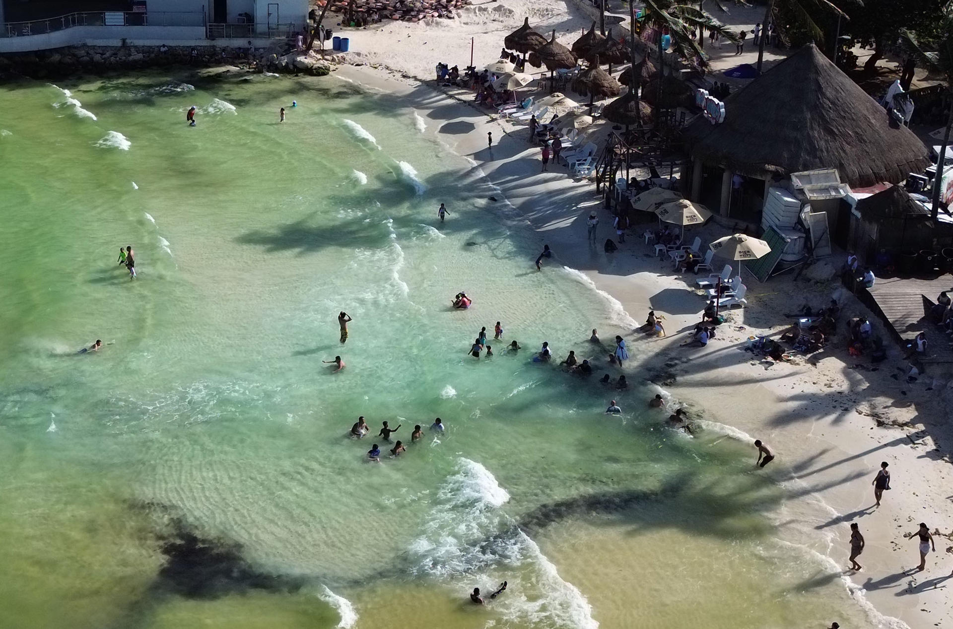 Fotografía aérea de turistas que disfrutan de la formación de ojos de agua este martes, en Playa del Carmen, Quintana Roo (México). EFE/Lourdes Cruz
