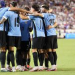 Jugadores de la selección uruguaya de fútbol fueron registrados este lunes, 1 de julio, al celebrar un gol que su compañero Mathías Olivera le anotó a Estados Unidos, durante el partido final del grupo C de la Copa América 2024, en el estadio Arrowhead de Kansas City (Misuri, EE.UU.). EFE/William Purnell