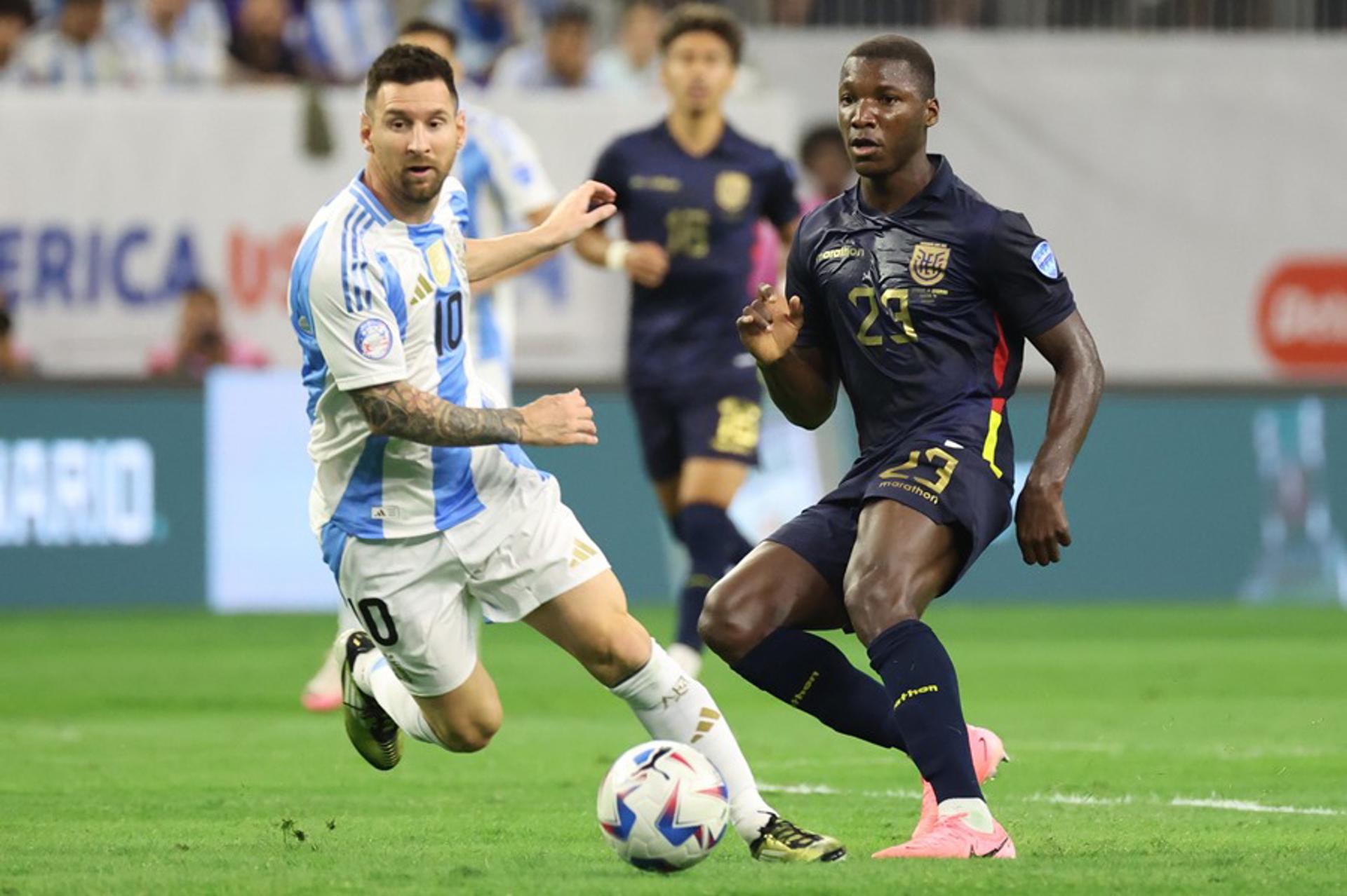 El delantero argentino Lionel Messi (i) en acción contra el centrocampista ecuatoriano Moisés Caicedo (d) en la Copa América 2024. EFE/EPA/LESLIE PLAZA JOHNSON
