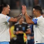 El delantero uruguayo Darwin Núñez (i) saluda a su compañero Luis Suarez durante un partido de la Copa América. EFE/JUSTIN LANE