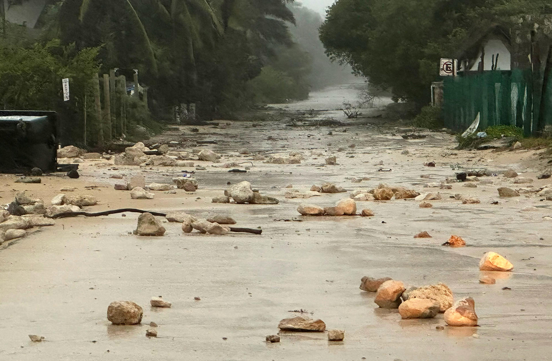 Fotografía donde se observa la entrada del huracán Berly, este viernes al municipio de Felipe Carrillo Puerto en Quintana Roo (México). EFE/Alonso Cupul
