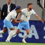 El centrocampista uruguayo Rodrigo Bentancur (d) fue registrado el pasado 27 de junio al celebrar un gol que le anotó a Bolivia, durante un partido del grupo C de la Copa América 2024, en el estadio MetLife de East Rutherford (Nueva Jersey, EE.UU.). EFE/Justin Lane