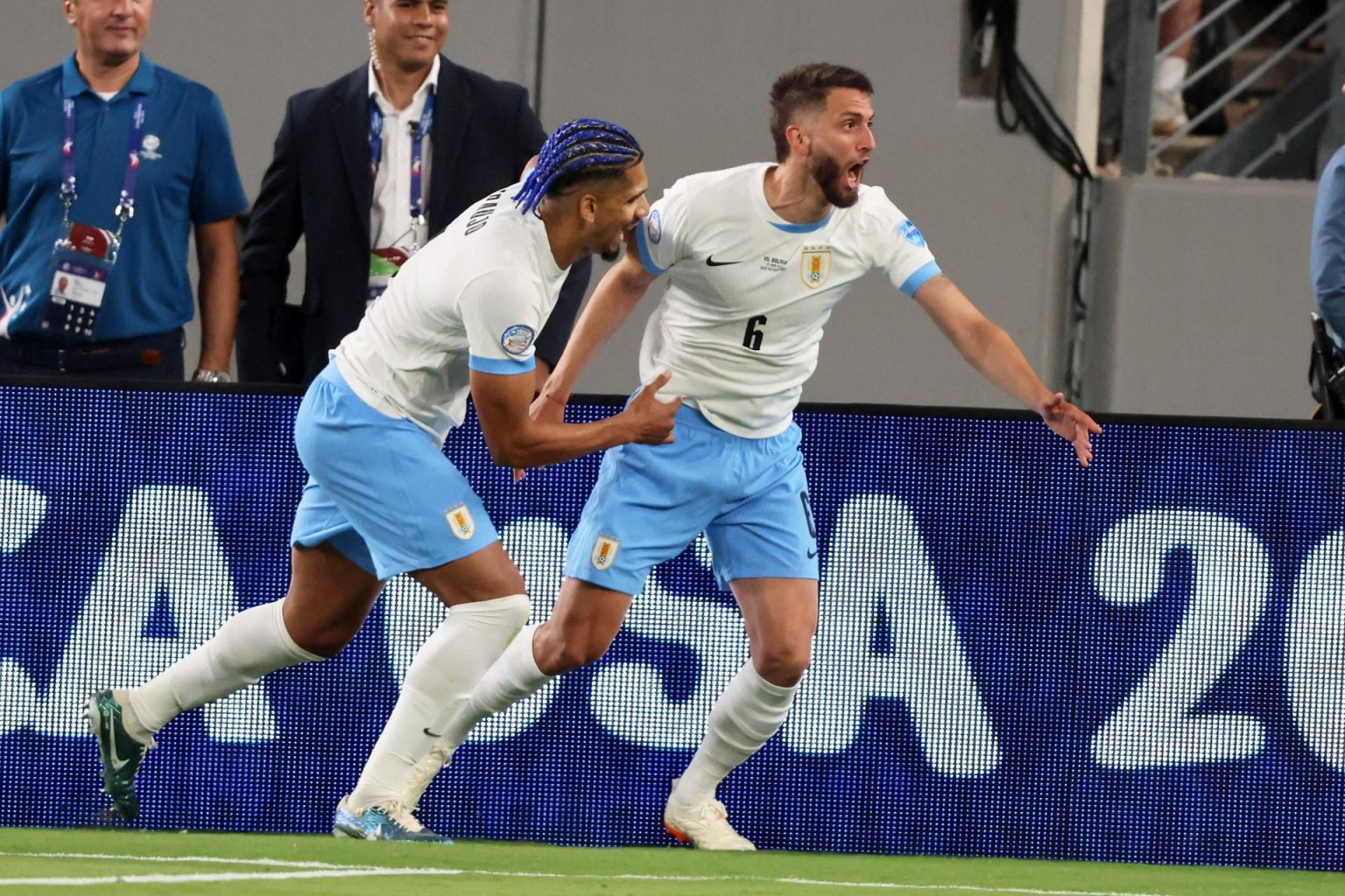 El centrocampista uruguayo Rodrigo Bentancur (d) fue registrado el pasado 27 de junio al celebrar un gol que le anotó a Bolivia, durante un partido del grupo C de la Copa América 2024, en el estadio MetLife de East Rutherford (Nueva Jersey, EE.UU.). EFE/Justin Lane