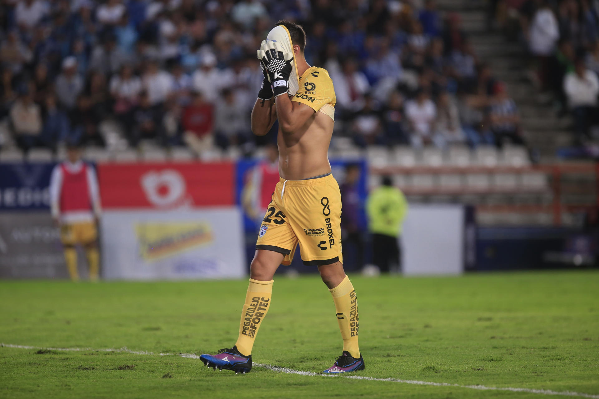 El portero de Pachuca Carlos Moreno abandona desconsolado la cancha del estadio Hidalgo tras la derrota ante Monterrey en partido de la primera jornada del torneo Apertura mexicano. EFE /David Martínez Pelcastre
