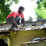 Un hombre protege el techo de su casa con laminas de zinc ante la inminente llegada del huracán Beryl este martes en Saint Thomas (Jamaica). EFE/ Rudolph Brown