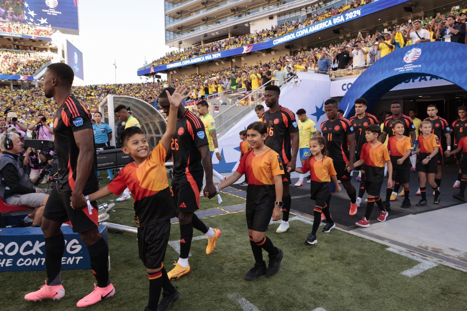 La selección colombiana de fútbol fue registrada este martes, 2 de julio, al salir a la cancha del Levi´s Stadium para enfrentar a Brasil en el partido de cierre del grupo D de la Copa América 2024, en Santa Clara (California, EE.UU.). EFE/John G. Mabanglo