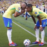 El centrocampista brasileño Bruno Guimarães (i) y su compañero atacante Raphinha (d) fueron registrados este martes, 2 de julio, al dialogar antes de cobrar un tiro de esquina, durante el partido de cierre del grupo D de la Copa América 2024 contra Colombia, en Levi's Stadium de Santa Clara (California, EE.UU.). Brasil se enfrentará a Uruguay en los cuartos de final del torneo continental. EFE/John G. Mabanglo