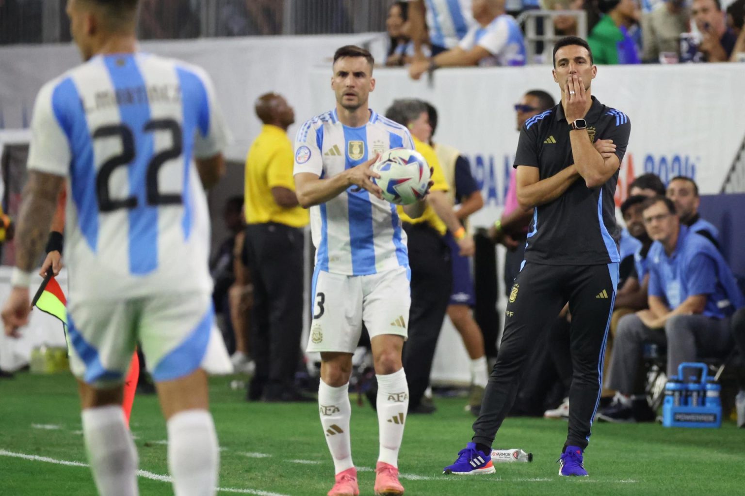 El seleccionador del Argentina, Lionel Scaloni (d), fue registrado este jueves, 4 de julio, al observar a sus dirigidos mientras enfrentan a Ecuador, durante el primer partido de los cuartos de final de la Copa América 2023, en el estadio NRG de Houston (Texas, EE.UU.), EFE/Leslie Plaza