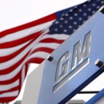 Foto de archivo del logo de la compañía General Motors situado a las puertas de la sede de la compañía en Detroit, Michigan (Estados Unidos). EFE/Jeff Kowalsky