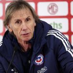 Imagen de archivo del entrenador argentino Ricardo Gareca, seleccionador de Chile, quien este viernes emprende una gira por México y varios países de Europa para exponer a los jugadores que pretende convocar su plan para la reanudación para las eliminatorias sudamericanas del Mundial de 2026. EFE/ Elvis González