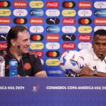 Nestor Lorenzo (i), entrenador principal de Colombia y Jhon Arias (d), centrocampista responden a preguntas durante una conferencia de prensa en Glendale, Arizona, EE.UU. EFE/EPA/JUAN G. MABANGLO