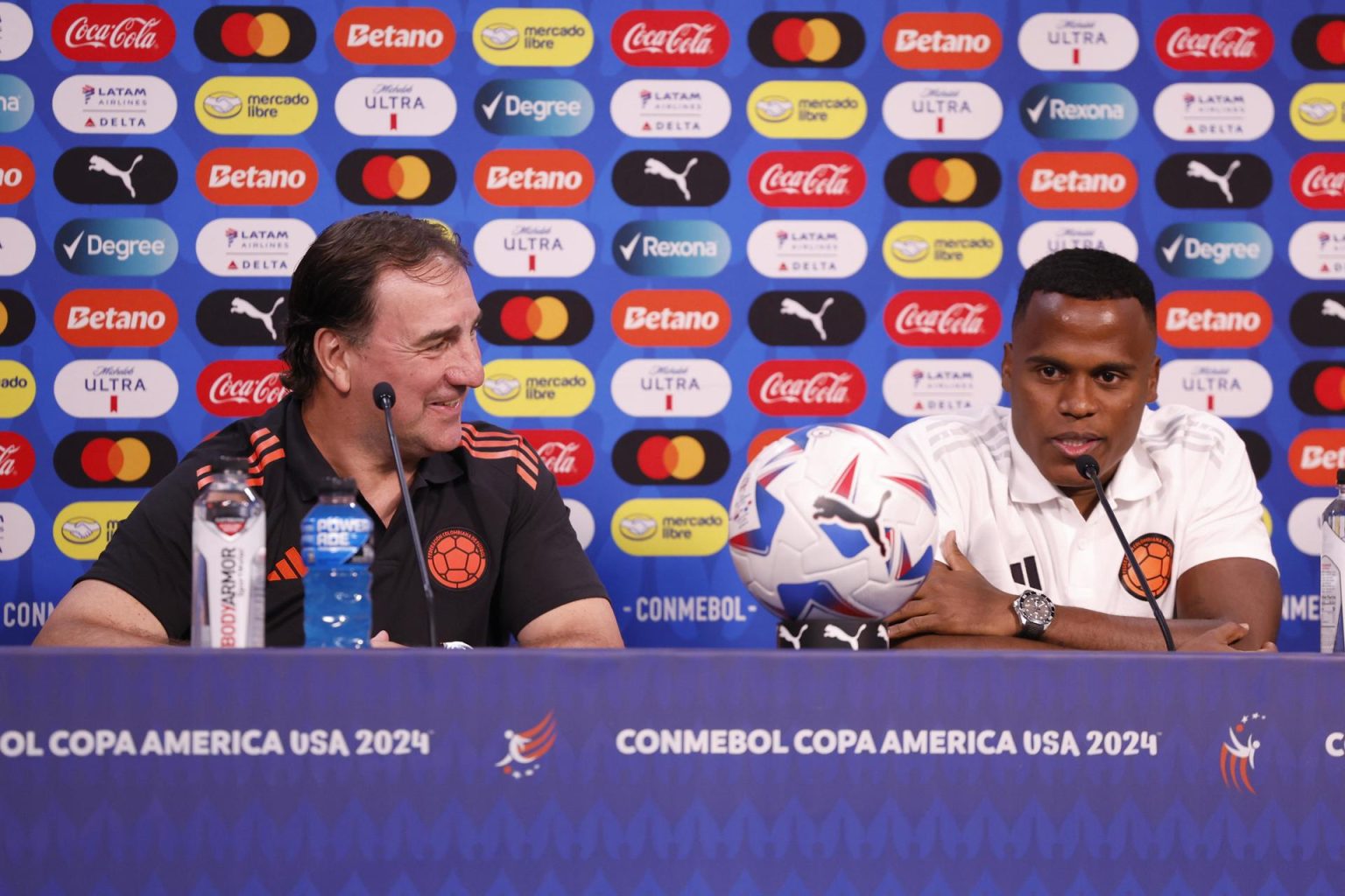 Nestor Lorenzo (i), entrenador principal de Colombia y Jhon Arias (d), centrocampista responden a preguntas durante una conferencia de prensa en Glendale, Arizona, EE.UU. EFE/EPA/JUAN G. MABANGLO