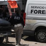 Peritos forenses trabajan en la zona donde se cometió un asesinado este martes en Ciudad Juárez Chihuahua (México). EFE/Luis Torres