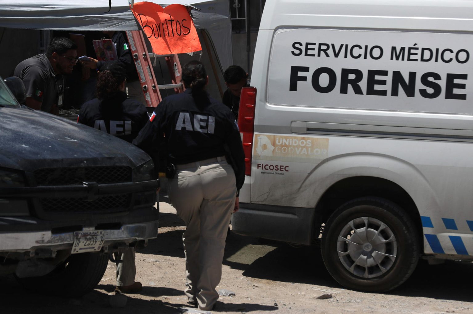 Peritos forenses trabajan en la zona donde se cometió un asesinado este martes en Ciudad Juárez Chihuahua (México). EFE/Luis Torres