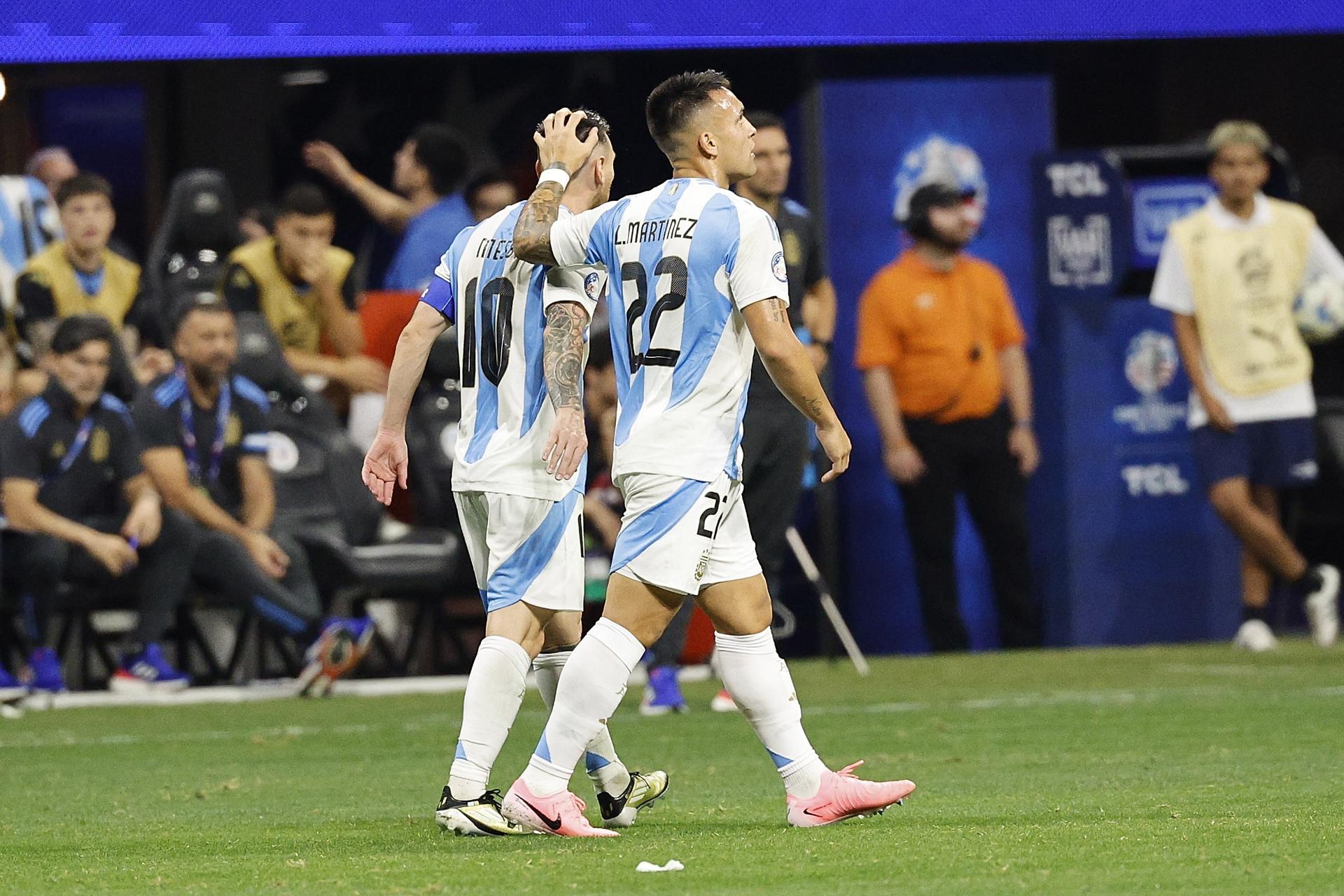 Fotografía de archivo del capitán de la selección de Argentina, Lionel Messi, quien ha sufrido problemas físicos que han minado su desempeño en la Copa América de Estados. Unidos. EFE/EPA/Erik S. Lesser
