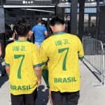 Fotografía de hinchas llegando al Allegiant Stadium donde se disputará un partido entre Brasil contra Uruguay en Las Vegas, Nevada (EE. UU). EFE/ Andrea Montolivo