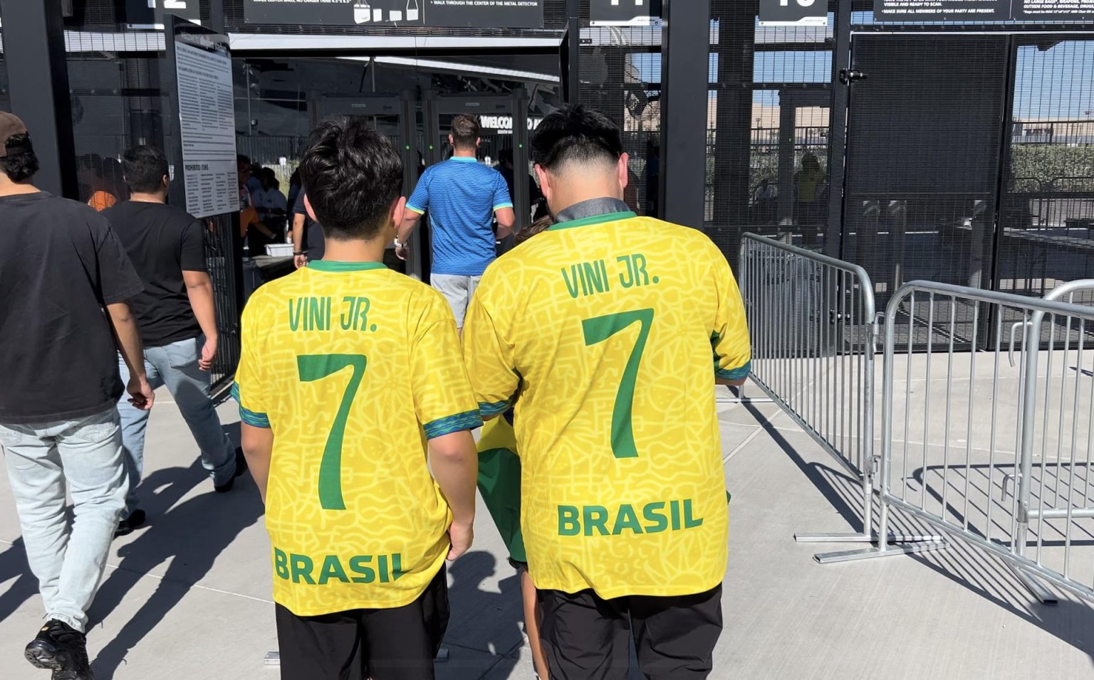 Fotografía de hinchas llegando al Allegiant Stadium donde se disputará un partido entre Brasil contra Uruguay en Las Vegas, Nevada (EE. UU). EFE/ Andrea Montolivo