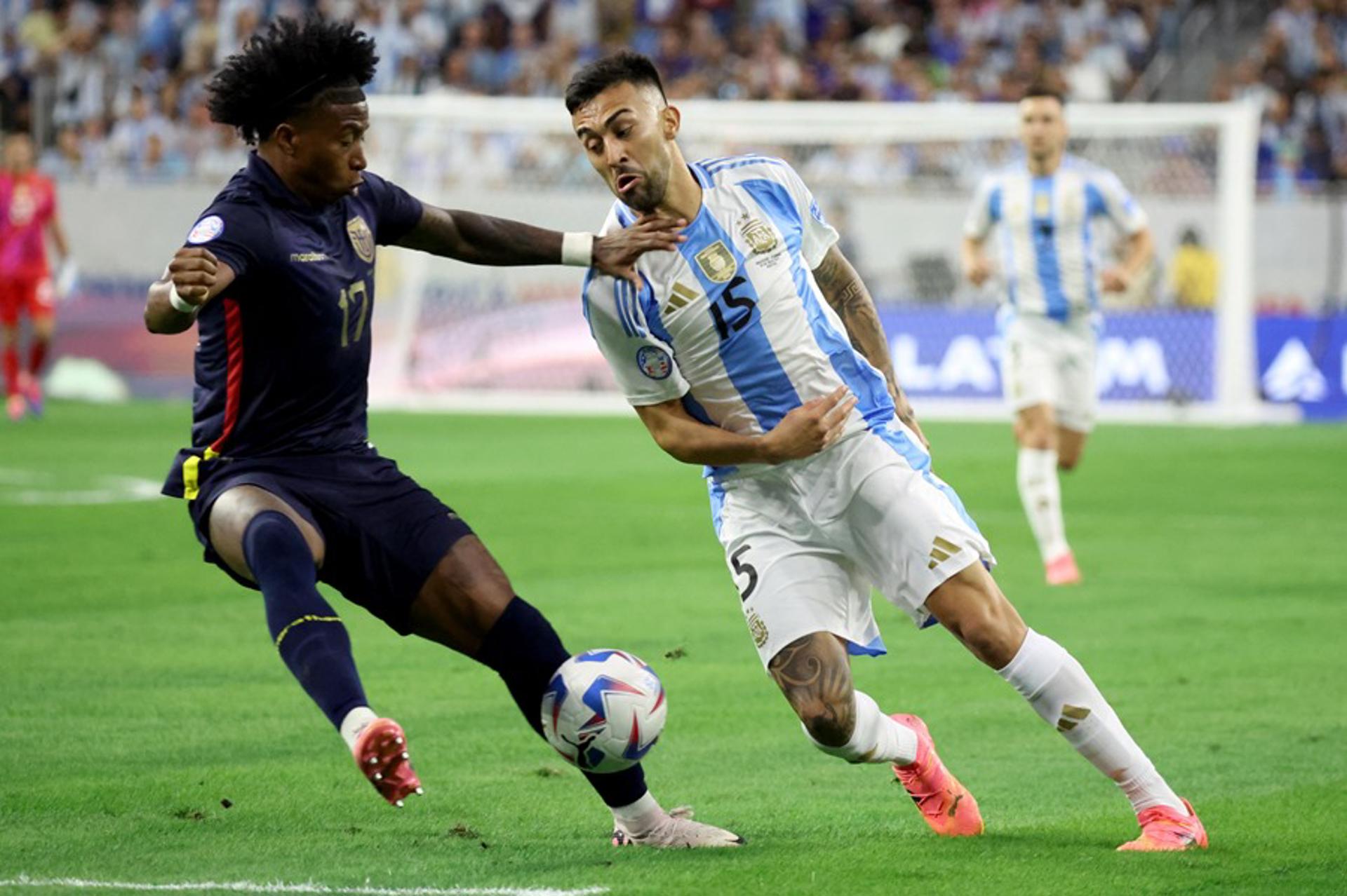 Angelo Preciado (i) de Ecuador en acción contra Nicolás González (d) de Argentina en la Copa América 2024. EFE/EPA/LESLIE PLAZA JOHNSON
