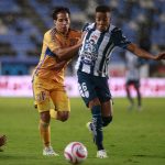 Fotografía de archivo en la que se registró al carrilero ecuatoriano Byron Castillo (d), al actuar para el club mexicano de fútbol Pachuca y quien regresa al club Barcelona de Guayaquil cedido por un año. EFE/David Martínez