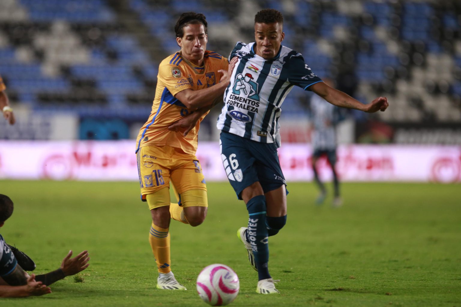 Fotografía de archivo en la que se registró al carrilero ecuatoriano Byron Castillo (d), al actuar para el club mexicano de fútbol Pachuca y quien regresa al club Barcelona de Guayaquil cedido por un año. EFE/David Martínez