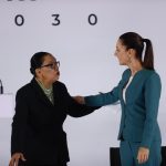 La actual secretaria de Seguridad de México, Rosa Icela Rodríguez (i), conversa con la presidenta Electa Claudia Sheinbaum (d), durante la presentación del gabinete este jueves en Ciudad de México (México). EFE/Sáshenka Gutiérrez