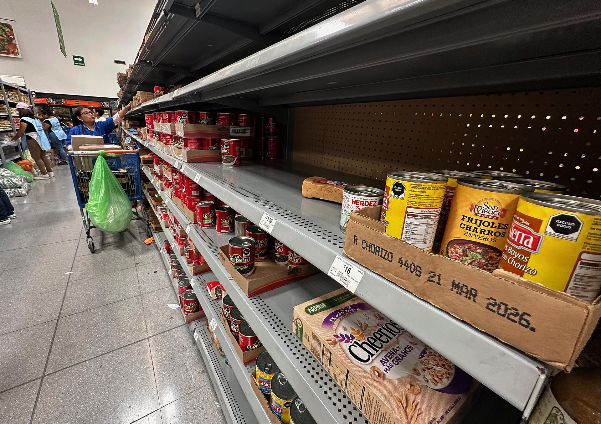 Fotografía de una estantería con pocos suministros en un supermercado, este miércoles en Cancún (México). EFE/Alonso Cupul
