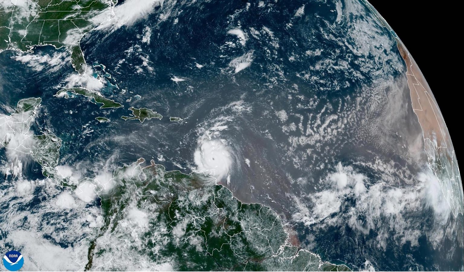 Fotografía satelital cedida por la Oficina Nacional de Administración Oceánica y Atmosférica (NOAA) a través del Centro Nacional de Huracanes (NHC) estadounidense donde se muestra la localización del huracán Beryl en la cuenca atlántica. EFE/ Oficina Nacional De Administración Oceánica Y Atmosférica /SOLO USO EDITORIAL/SOLO DISPONIBLE PARA ILUSTRAR LA NOTICIA QUE ACOMPAÑA (CRÉDITO OBLIGATORIO) SÓLO USO EDITORIAL