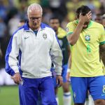 El entrenador de Brasil, Dorival Junior (I), sale del campo junto a Lucas Paquetá (D) de Brasil después de perder con Uruguay en la tanda de penaltis de los cuartos de final de la Copa América 2024 EFE/EPA/ALLISON DINNER