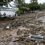 Hombres observan uno de los muelles destruidos en la Marina ZarPar, tras el paso del huracán Beryl, este miércoles, en Boca Chica (República Dominicana). EFE/ Orlando Barría