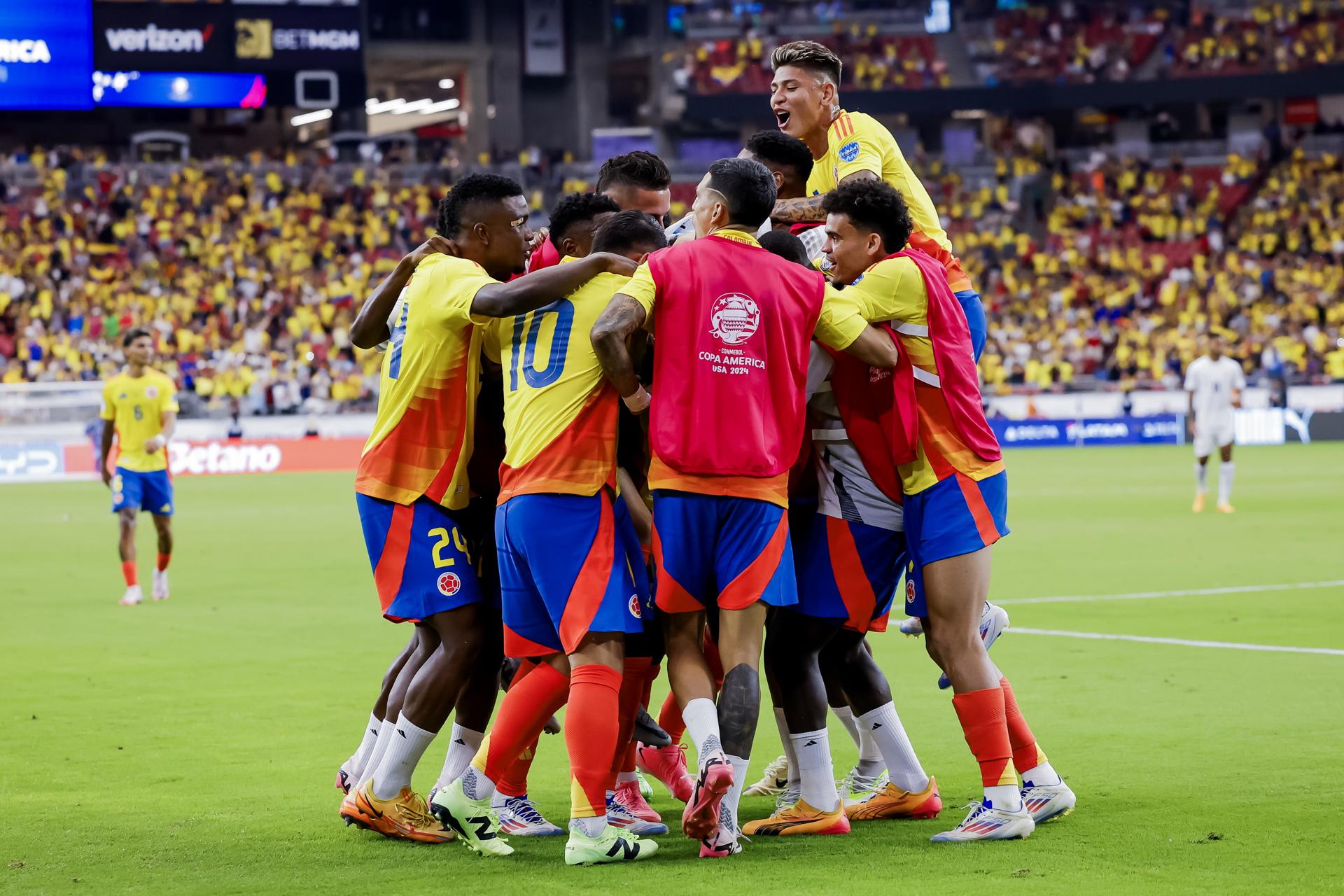 La selección de Colombia superó con una goleada de 5-0 a Panamá en Glendale (Arizona) y avanzó a las semifinales de la Copa América de Estados Unidos en la que chocará el 10 de julio con Uruguay. EFE/EPA/John G. Mabanglo
