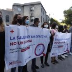 Imagen de archivo de integrantes del colectivo Cero Desabasto que protestan frente a la Secretaria de Salud contra la falta de medicamentos en hospitales de la Ciudad de México (México). EFE/Mario Guzmán