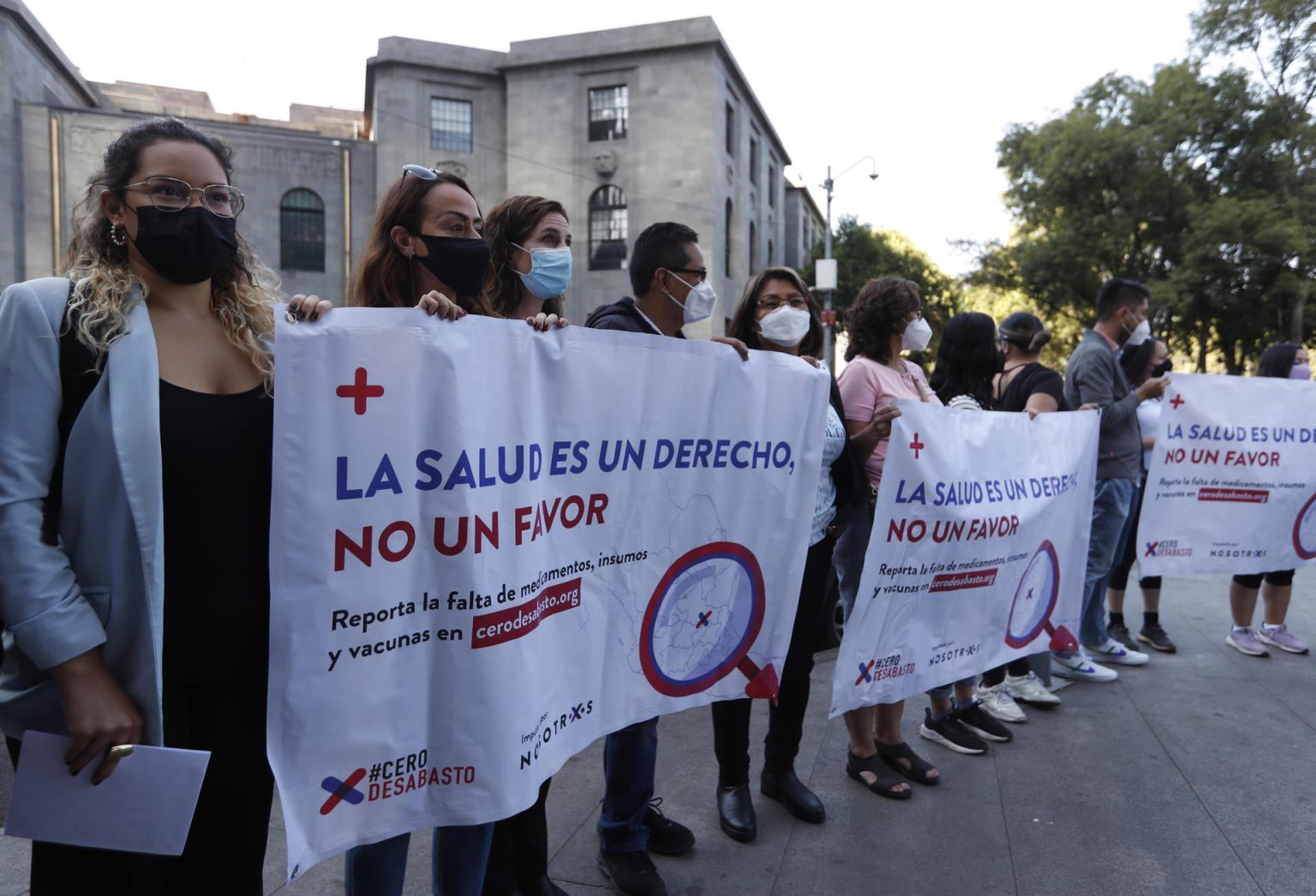 Imagen de archivo de integrantes del colectivo Cero Desabasto que protestan frente a la Secretaria de Salud contra la falta de medicamentos en hospitales de la Ciudad de México (México). EFE/Mario Guzmán