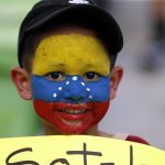 Un fanático de Venezuela apoya a su equipo en un partido de la Copa América. EFE/ADAM DAVIS