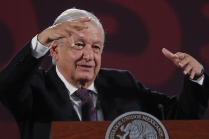 El presidente de México, Andrés Manuel López Obrador, habla en una rueda de prensa este viernes, en Palacio Nacional de la Ciudad de México (México). EFE/ Mario Guzmán