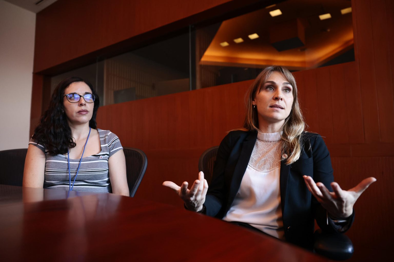 La asesora jurídica regional del Comité Internacional de la Cruz Roja para las Américas, Romina Morello (d) y la coordinadora jurídica para la delegación de México y América Central, Paola Burgos (i), hablan en una entrevista con EFE este viernes en Ciudad de México (México). EFE/José Méndez