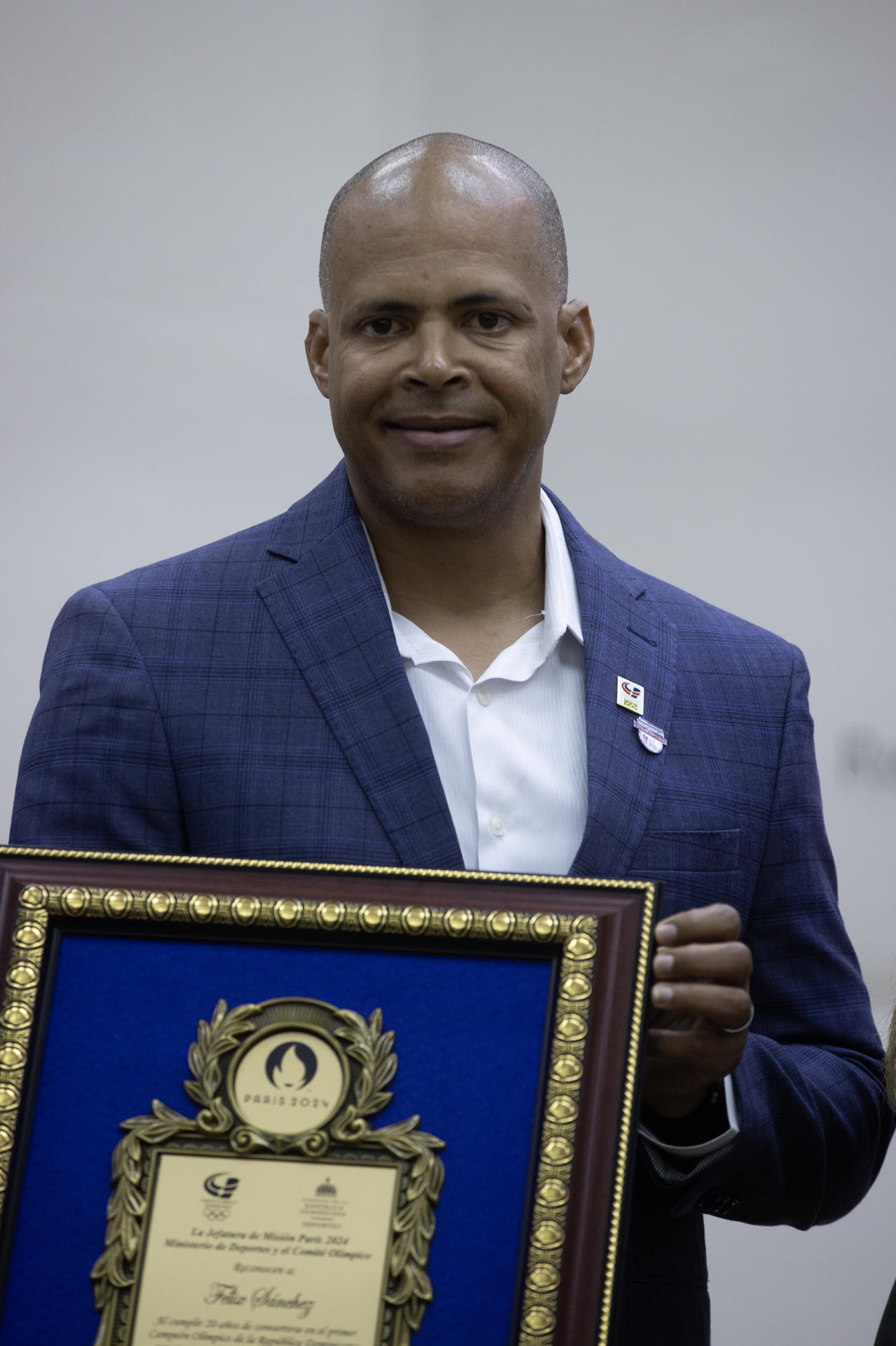 El atleta dominicano Félix Sánchez fue registrado este jueves, 4 de julio, al ser homenajeado en la sede del Comité Olímpico Dominicano, en Santo Domingo (República Dominicana). EFE/Orlando Barría
