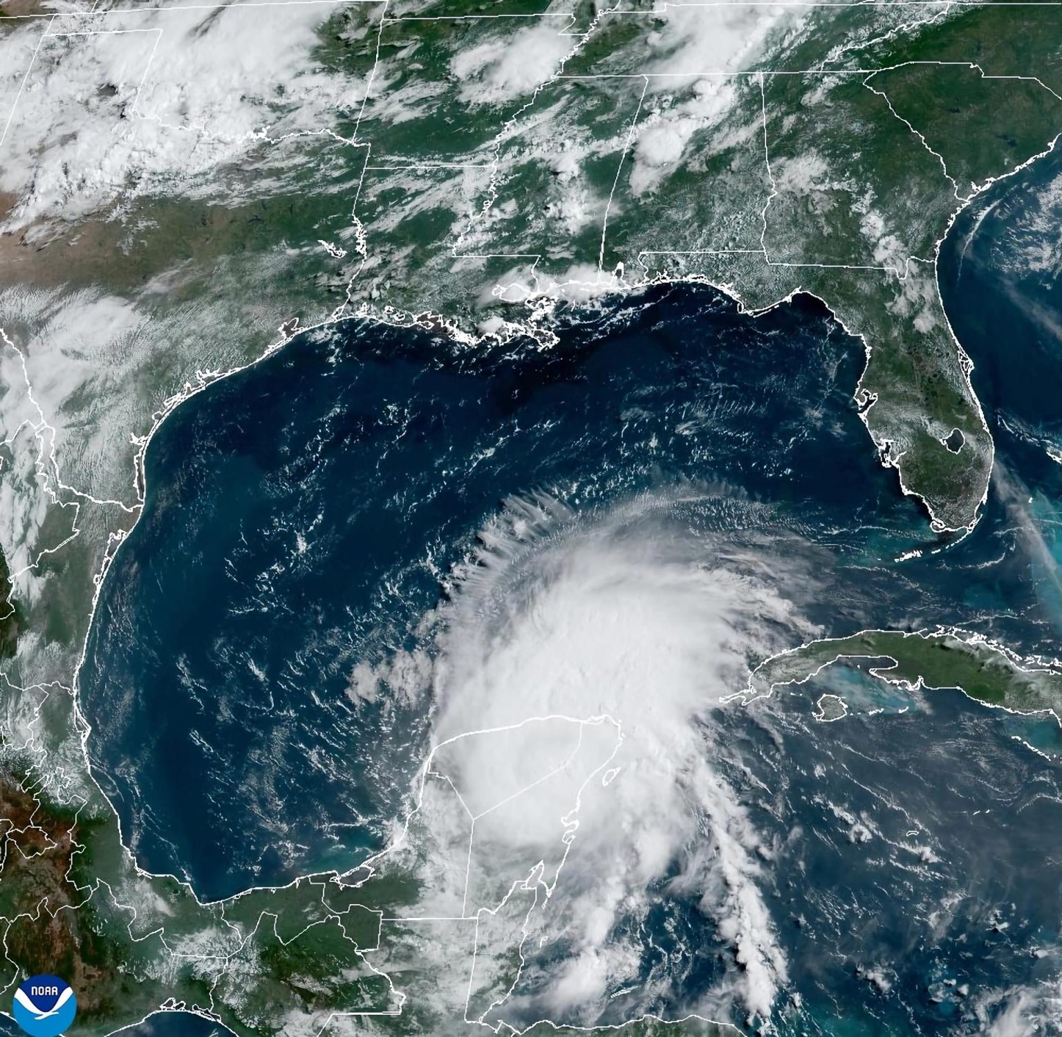 Fotografía satelital cedida este viernes por La Oficina Nacional de Administración Oceánica y Atmosférica (NOAA) a través del Centro Nacional de Huracanes (NHC) estadounidense donde se muestra la localización del huracán Beryl sobre Yucatán (México). FE/NOAA-NHC /SOLO USO EDITORIAL /NO VENTAS /SOLO DISPONIBLE PARA ILUSTRAR LA NOTICIA QUE ACOMPAÑA /CRÉDITO OBLIGATORIO