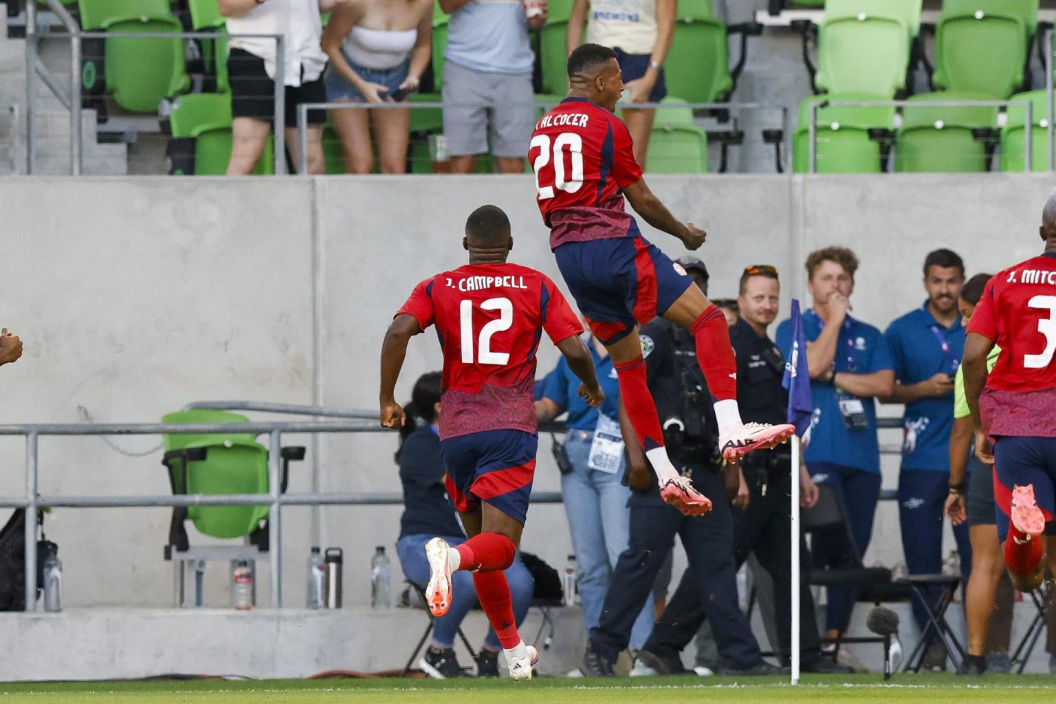 El delantero de Costa Rica Josimar Alcocer (d) en la Copa América 2024. EFE/EPA/ADAM DAVIS