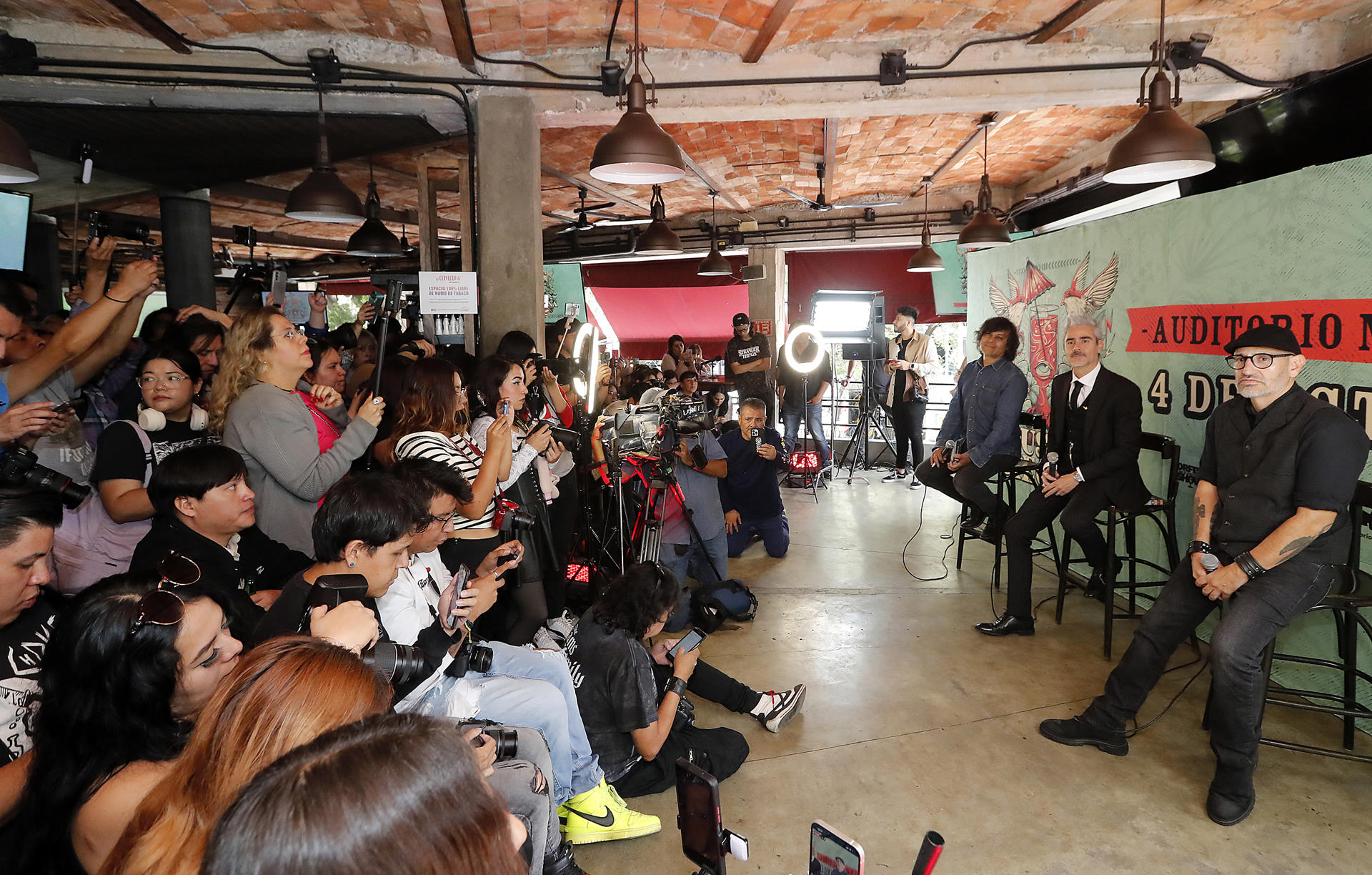 Luis Ernesto Martínez (i), Daniel Gutiérrez (c) y Germán Arroyo (d), de la banda de rock mexicana 'La Gusana Ciega', asisten a una rueda de prensa este martes en la Ciudad de México (México). EFE/Mario Guzmán
