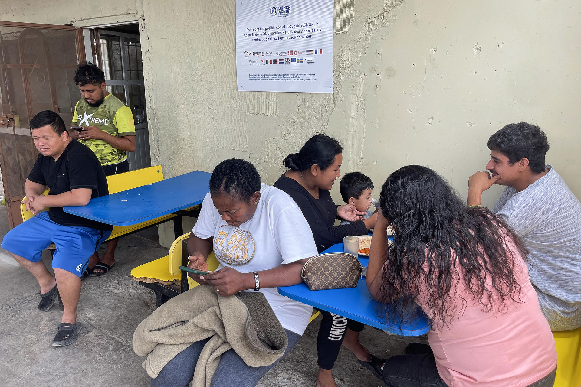 Migrantes descansan en el albergue 'Vida' a orillas del Río Bravo, el 1 de julio de 2024 en Ciudad Juárez (México). EFE/ Luis Torres
