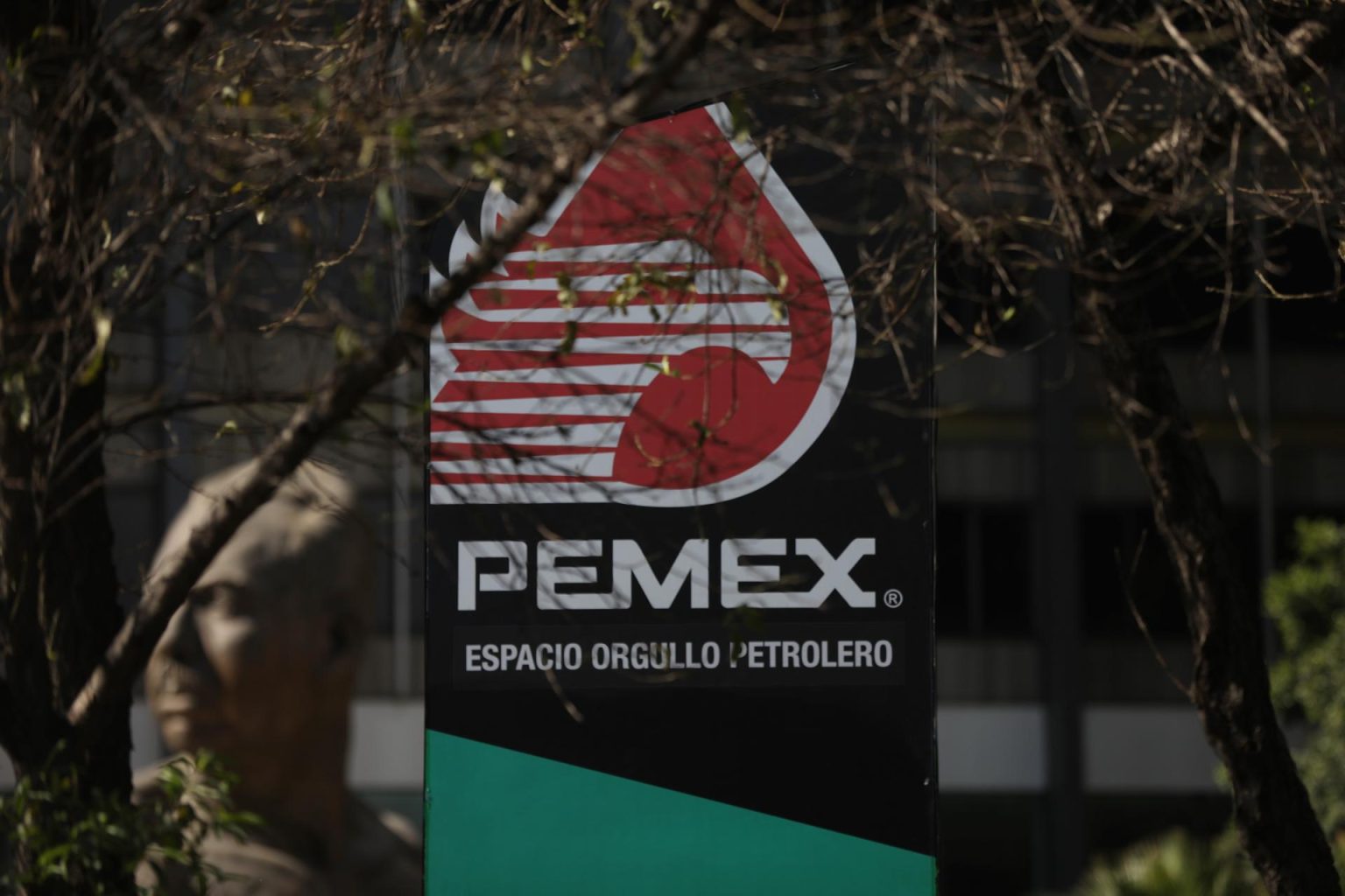 Imagen de archivo de una vista del logo de Pemex, cerca al busto del General Lázaro Cárdenas, en las oficinas generales de Pemex en la Ciudad de México (México). EFE/ Sáshenka Gutiérrez