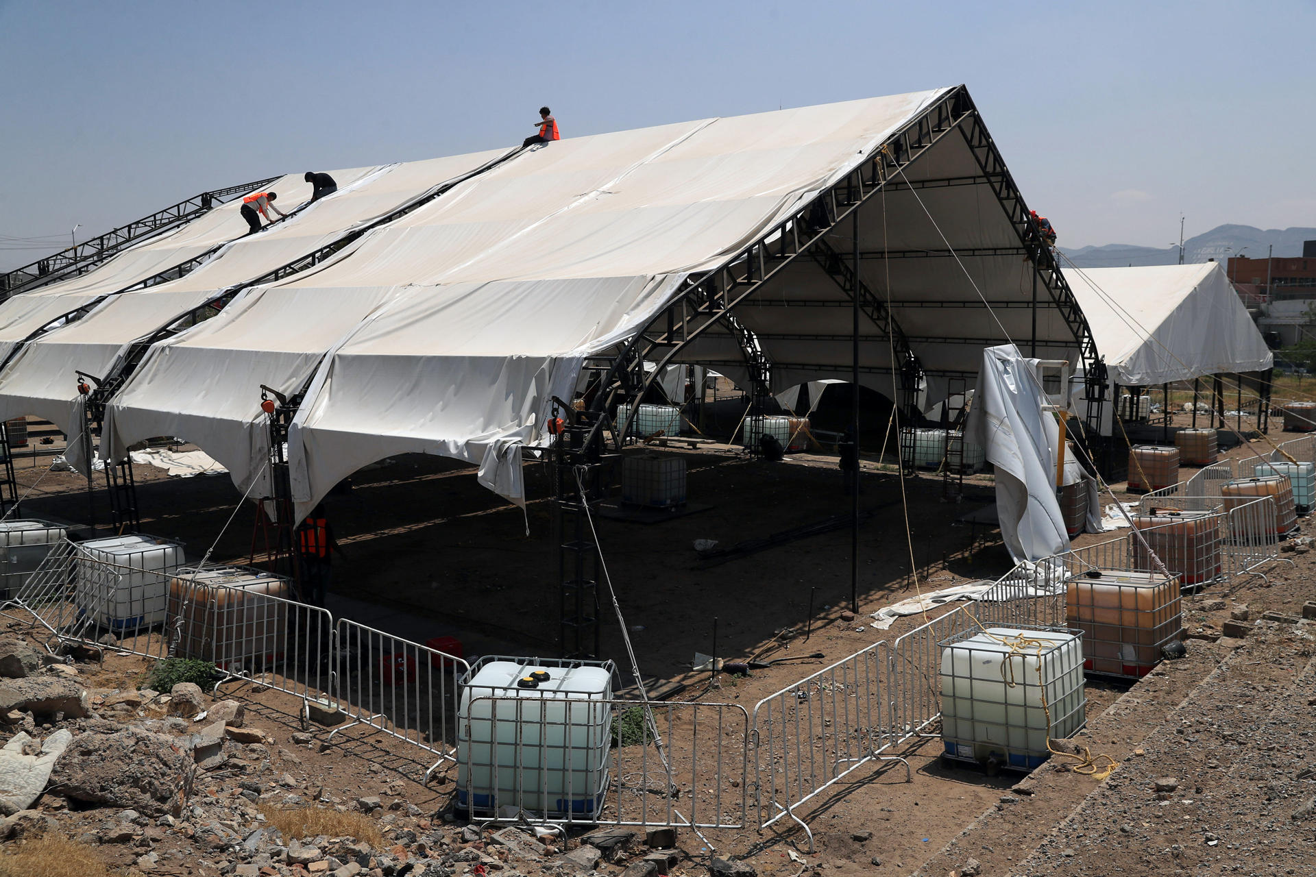 Trabajadores desmontan un albergue para migrantes, el 25 de julio de 2024, en Ciudad Juárez (México). EFE/ Luis Torres.
