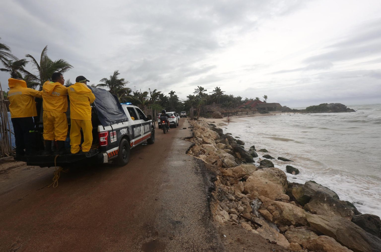 Personal de Protección Civil, Ejercito Mexicano y Policías del Estado realizan rondas de vigilancia eL viernes, en playas de Tulum en Quintana Roo (México). EFE/Alonso Cupul