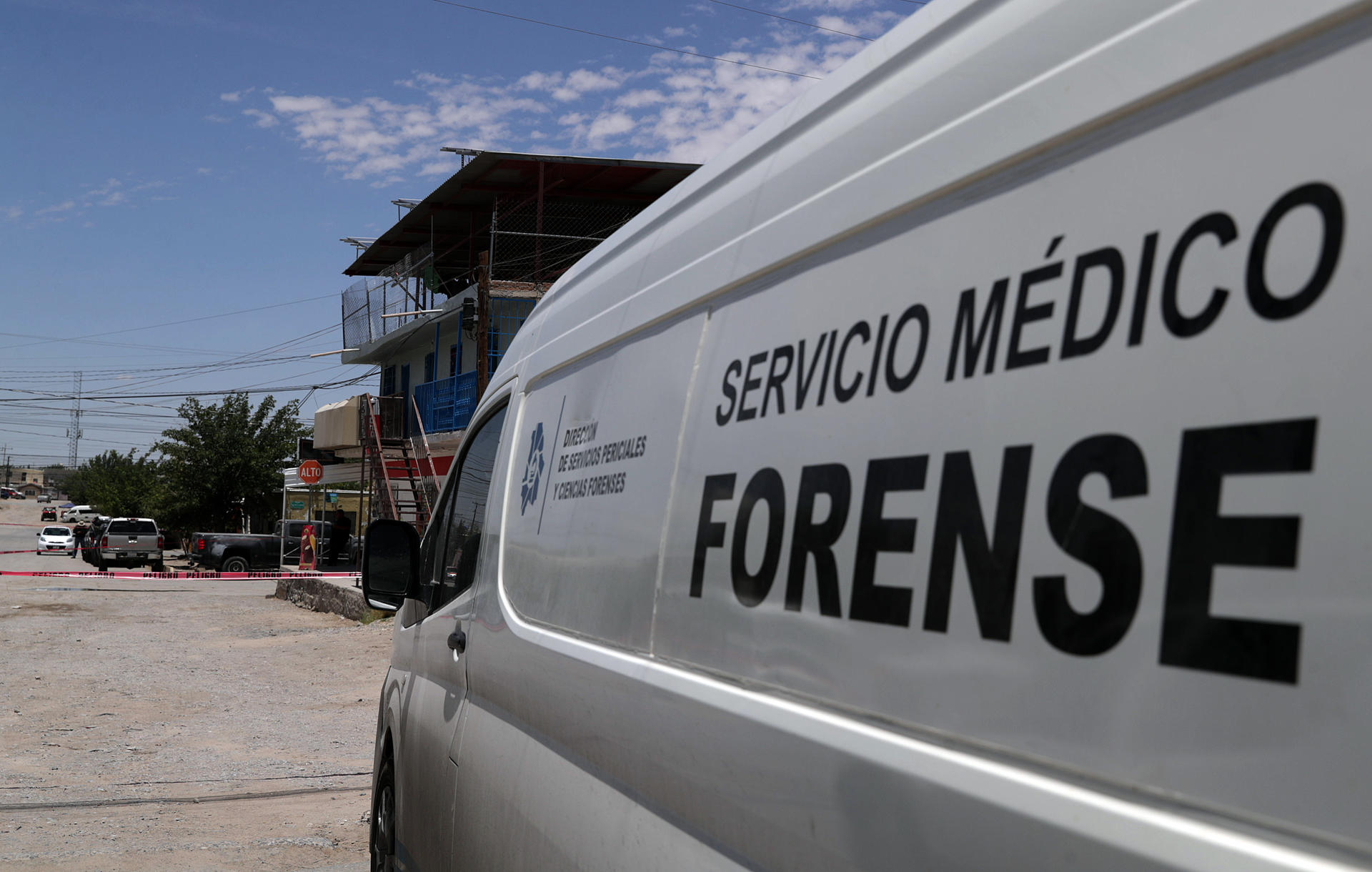 Peritos forenses trabajan en la zona donde se cometió un asesinado este martes en Ciudad Juárez Chihuahua (México). EFE/Luis Torres
