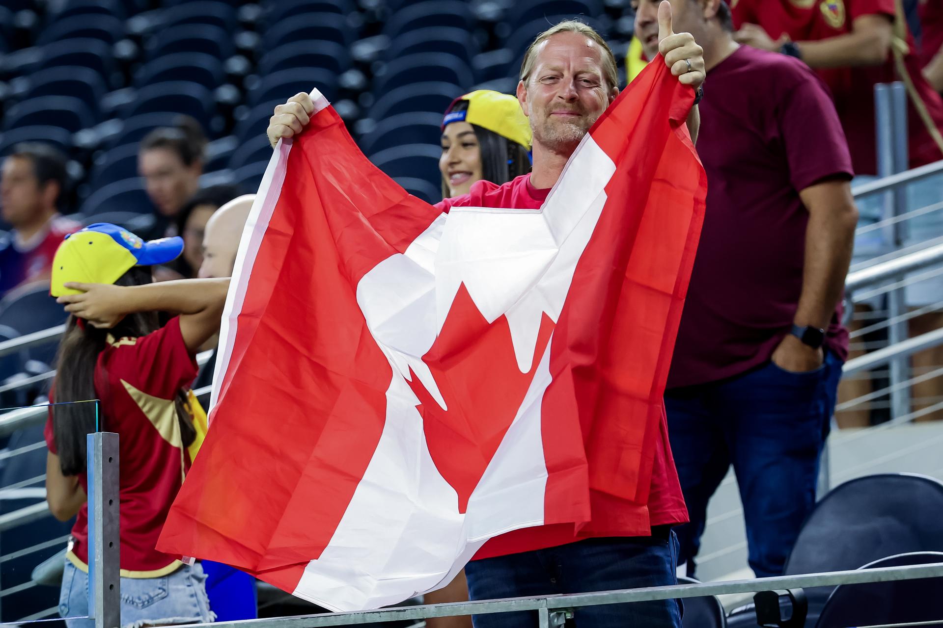 Aunque pocos, hinchas de Canadá se hicieron notar en el AT&T Stadium de Arlington (Texas) para el partido de cuartos de final con Venezuela. EFE/EPA/Kevin Jairaj
