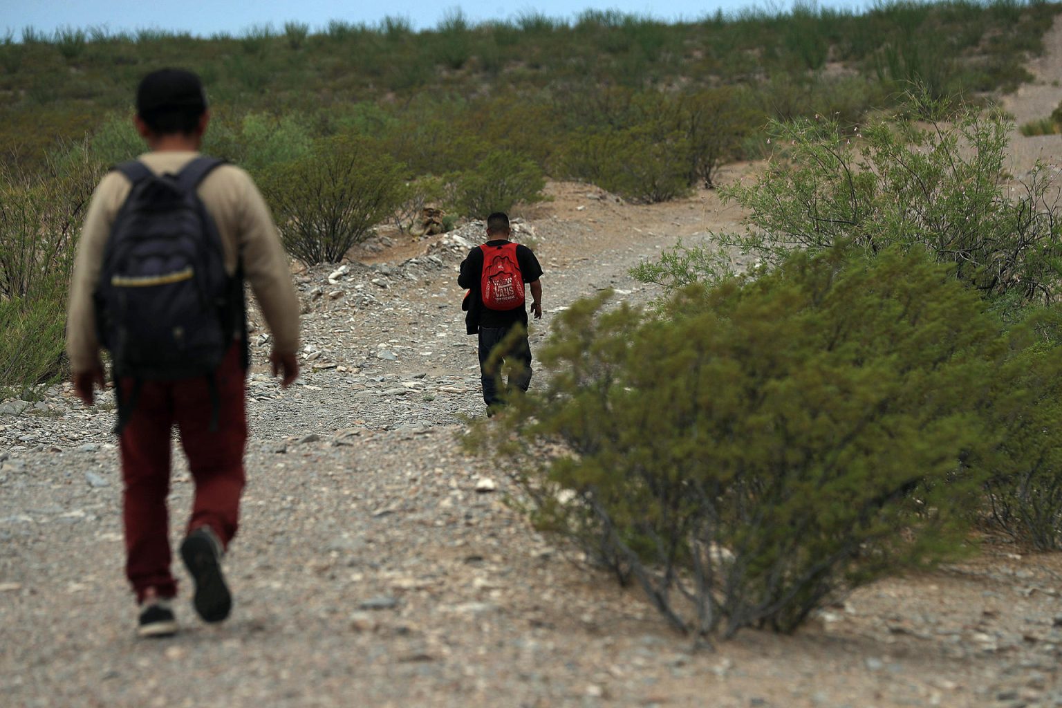 Migrantes caminan por las dunas del desierto de Chihuahua, el 5 de julio de 2024 en Ciudad Juárez (México). EFE/Luis Torres