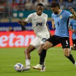 El defensor panameño Edgardo Fariña (i) fue registrado el pasado 23 de junio al disputar un balón con el centrocampista uruguayo Rodrigo Bentancur (2-d), durante un partido del grupo C de la Copa América 2024, en el estadio Hard Rock de Miami (Florida, EE.UU.). EFE/Cristóbal Herrera