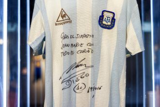La camiseta de la selección argentina que lució Diego Armando Maradona en las semifinales del Mundial de México 1986 se expone desde este viernes y hasta el 30 de julio en la sede de Sotheby's en Nueva York como antesala a su subasta el 22 de agosto. EFE/EPA/SARAH YENESEL