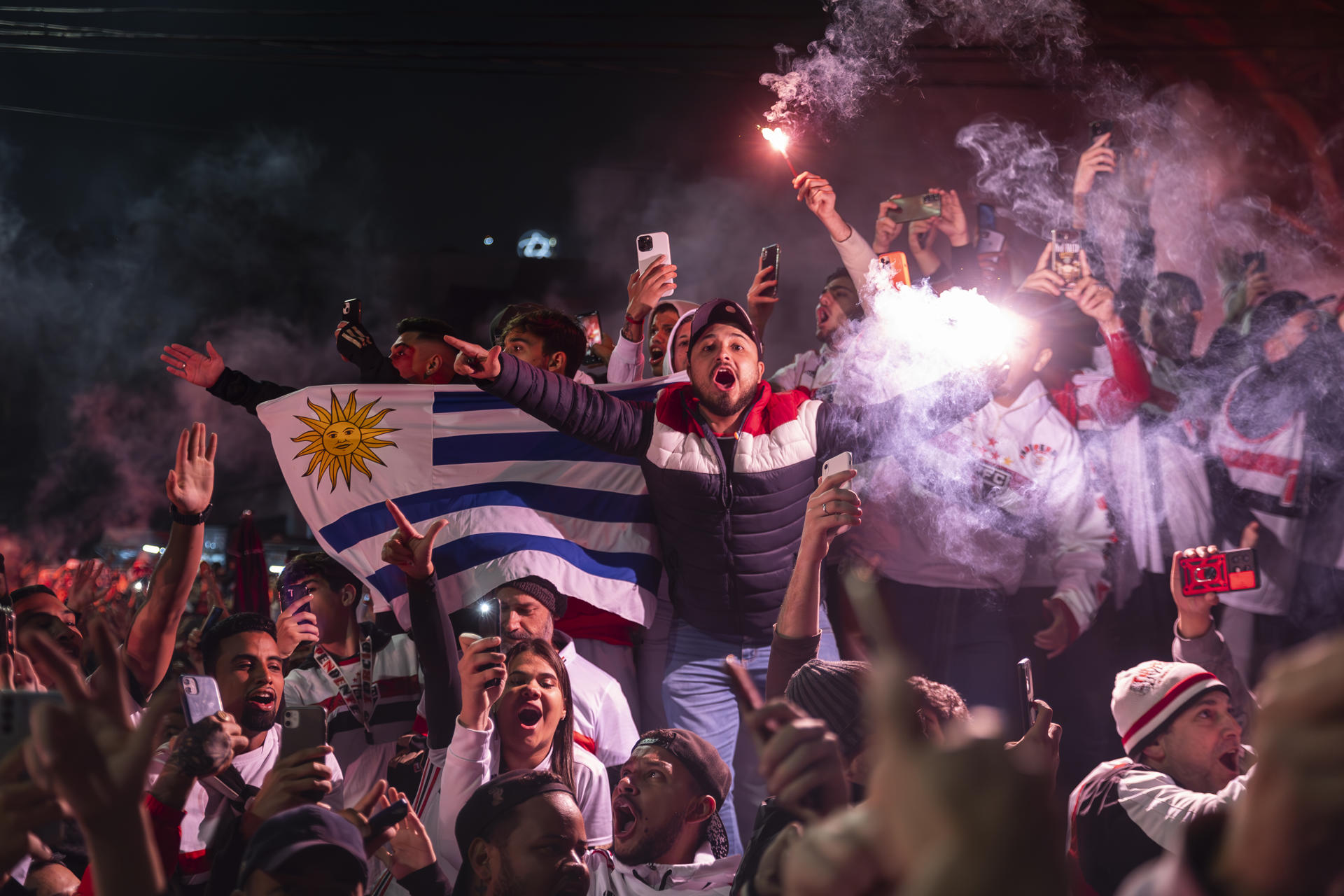 Hinchas del Club São Paulo de Brasil fueron registrados este miércoles, 28 de agosto, durante un homenaje en memoria del defensa uruguayo Juan Izquierdo, del Nacional de Uruguay, quien falleció la víspera luego de desplomarse por una arritmia cardíaca en el estadio Morumbí el pasado día 22, previo al partido entre el Sao Paulo y el Atlético Mineiro por la Copa de Brasil, en Sao Paulo (Brasil). EFE/Isaac Fontana
